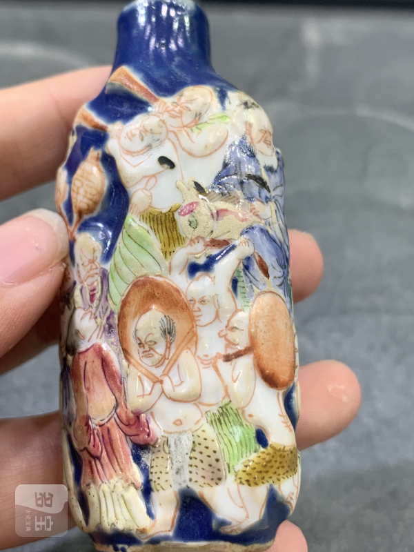 清中期蓝地堆塑粉彩钟馗嫁妹人物故事纹鼻烟壶 - 图10